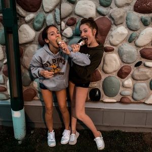 Meet your Posher, Mia